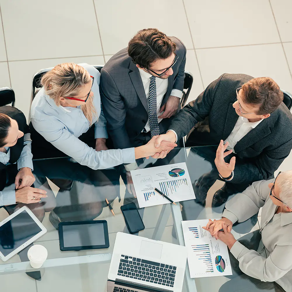 Acuerdo entre profesionales en una mediación para empresas con documentos y gráficos